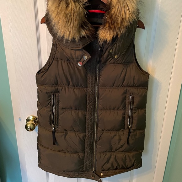 Beautiful olive green puffer vest with faux fur in new condition. Size medium - Picture 1 of 4